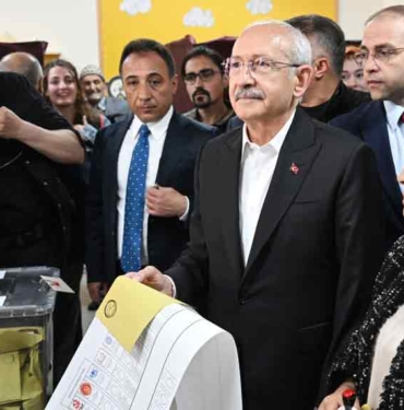 Son Dakika… Cumhurbaşkanı adayı Kemal Kılıçdaroğlu Ankara’da oyunu kullandı 7 Son-Dakika…-Cumhurbaşkanı-adayı-Kemal-Kılıçdaroğlu-Ankara’da-oyunu-kullandı