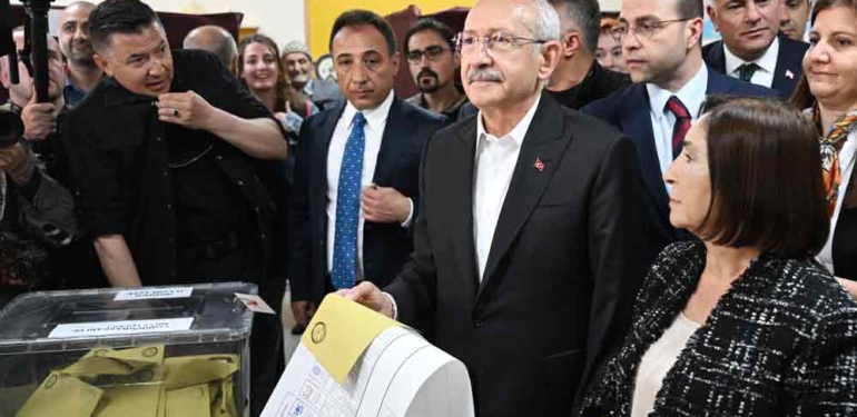 Son Dakika… Cumhurbaşkanı adayı Kemal Kılıçdaroğlu Ankara’da oyunu kullandı
