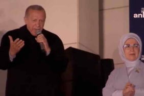 Son-Dakika…-Erdoğan-AKP-Genel-Merkezi’nde-balkon-konuşması-yapıyor
