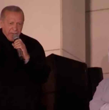 Son Dakika… Erdoğan AKP Genel Merkezi’nde balkon konuşması yapıyor: Açık ara öndeyiz 10 Son-Dakika…-Erdoğan-AKP-Genel-Merkezi’nde-balkon-konuşması-yapıyor