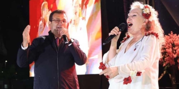 Suzan-Kardeş'ten-Ekrem-İmamoğlu'na-İzmir-Marşı-sürprizi--Birlikte-söylediler