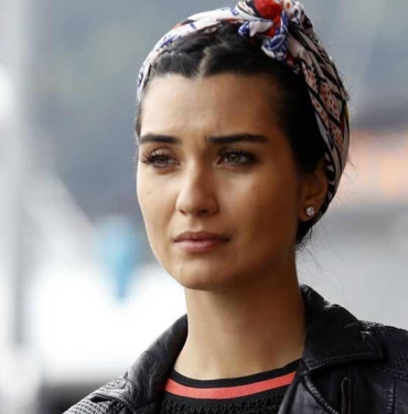 Tuba Büyüküstün 17 yıllık dostunu kaybetti: Bugün veda ettik, bir elma ağacının altında… 7 Tuba-Büyüküstün-17-yıllık-dostunu-kaybetti--Bugün-veda-ettik,-bir-elma-ağacının-altında…