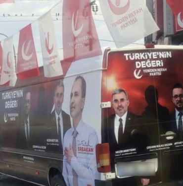 Yeniden Refah Partisi, seçim aracında kadın milletvekili adayının görselini kararttı 10 Yeniden-Refah-Partisi,-seçim-aracında-kadın-milletvekili-adayının-görselini-kararttı-
