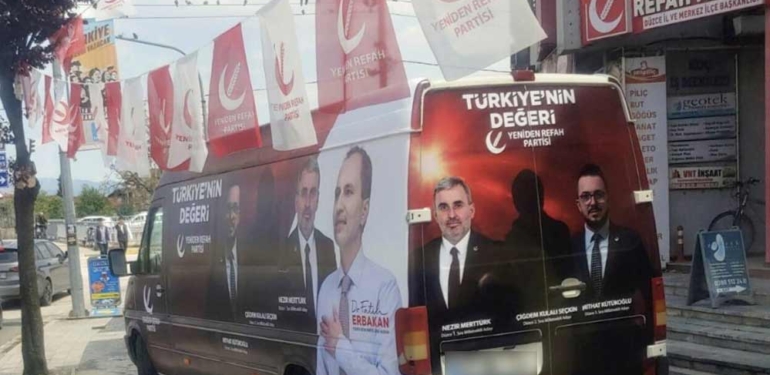 Yeniden Refah Partisi, seçim aracında kadın milletvekili adayının görselini kararttı 1 Yeniden-Refah-Partisi,-seçim-aracında-kadın-milletvekili-adayının-görselini-kararttı-