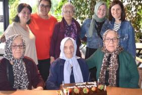 100-yaşına-giren-Nuriye-nine-ilk-kez-doğum-gününü-kutladı