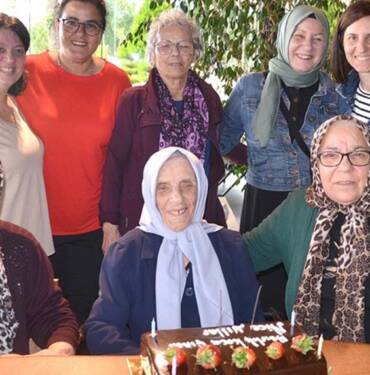 100 yaşına giren Nuriye nine ilk kez doğum gününü kutladı 7 100-yaşına-giren-Nuriye-nine-ilk-kez-doğum-gününü-kutladı