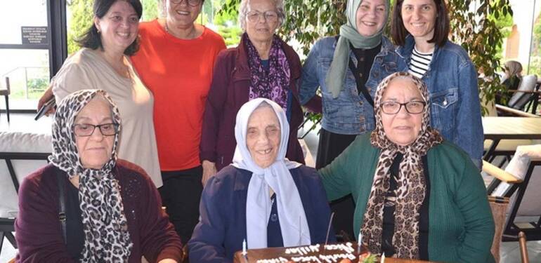 100 yaşına giren Nuriye nine ilk kez doğum gününü kutladı 6 100-yaşına-giren-Nuriye-nine-ilk-kez-doğum-gününü-kutladı