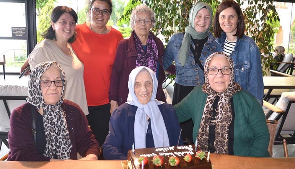 100 yaşına giren Nuriye nine ilk kez doğum gününü kutladı