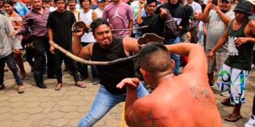 400-yıllık-gelenek--Boğa-penisleriyle-birbirlerini-kırbaçladılar