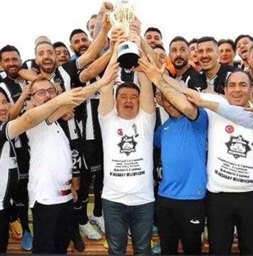 Aksaray Belediyespor'un şampiyonluk kupası çalındı: Gören duyan varsa haber versin 9 Aksaray-Belediyespor'un-şampiyonluk-kupası-çalındı--Gören-duyan-varsa-haber-versin-