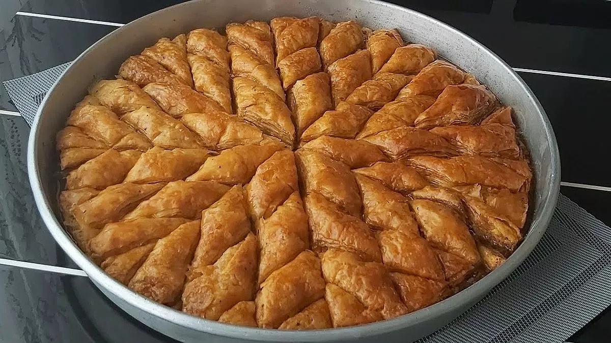 Baklava açamıyorsanız bu tarifi mutlaka deneyin! Yalancı baklava tarifi: 10 dakikada hazır!