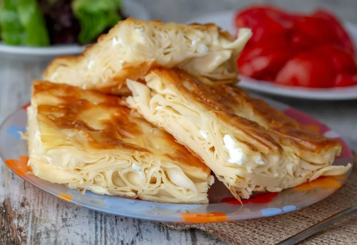 Bayramda hangi böreği yapsam diye düşünmeyin! Daha pratik börek yok: Tavada yalancı su böreği tarifi!