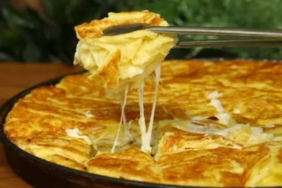 Bayramda-ne-yapacağım-diye-düşünmeyin!-Daha-pratik-börek-yok--Tavada-yalancı-su-böreği-tarifi!
