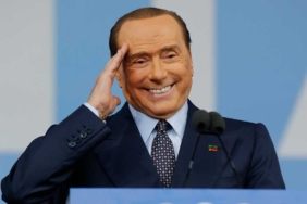 Berlusconi’den tarihe geçen unutulmayacak gaflar: Bir otobüs dolusu hayat kadını… 8 Berlusconi’den-tarihe-geçen-unutulmayacak-gaflar--Bir-otobüs-dolusu-hayat-kadını…