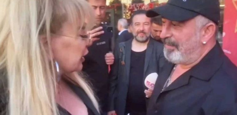 Cem Yılmaz geldiği için röportajı yarıda kesilen Zerrin Özer çılgına döndü: Akıllı olacaksınız 1 Cem-Yılmaz-geldiği-için-röportajı-yarıda-kesilen-Zerrin-Özer-çılgına-döndü--Akıllı-olacaksınız