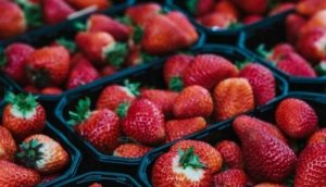 Çilekleri-uzun-süre-taze-tutmanın-sırları--Bu-yöntemleri-mutlaka-deneyin!-İlk-günkü-gibi-taze-kalıyor…