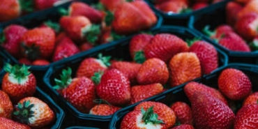 Çilekleri-uzun-süre-taze-tutmanın-sırları--Bu-yöntemleri-mutlaka-deneyin!-İlk-günkü-gibi-taze-kalıyor…
