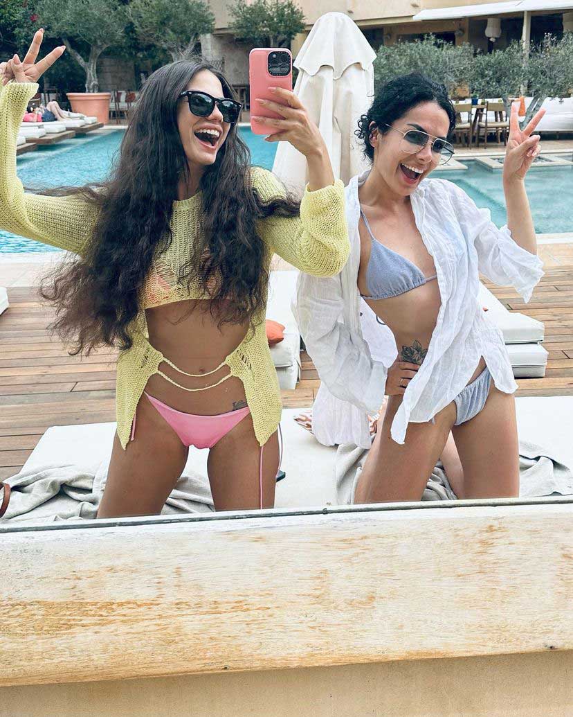 Demet Özdemir tatil sezonunu açtı: Pembe bikinisiyle poz verdi