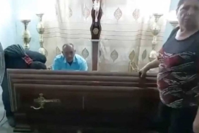 Doktorların ‘öldü’ dediği kadın cenazesinde tabutu yumruklamaya başladı! 6 Doktorların-‘öldü’-dediği-kadın-cenazesinde-tabutu-yumruklamaya-başladı