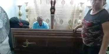 Doktorların-‘öldü’-dediği-kadın-cenazesinde-tabutu-yumruklamaya-başladı