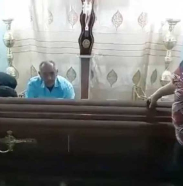 Doktorların ‘öldü’ dediği kadın cenazesinde tabutu yumruklamaya başladı! 2 Doktorların-‘öldü’-dediği-kadın-cenazesinde-tabutu-yumruklamaya-başladı