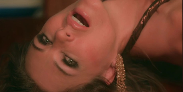 Ünlü oyuncu Elizabeth Hurley'den tepki çeken karar! Oğlunun çektiği erotik filmde oynadı 4 Ünlü oyuncu Elizabeth Hurley'den tepki çeken karar! Oğlunun çektiği erotik filmde oynadı