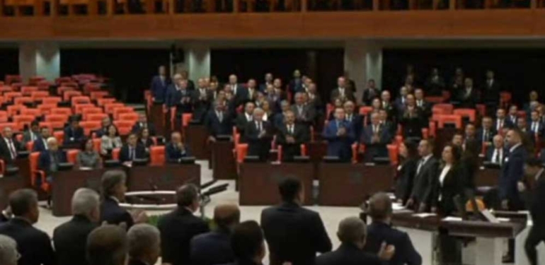 Erdoğan’ın yemin töreni sırasında muhalefet ayağa kalkmadı