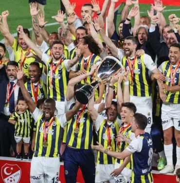 Fenerbahçe, Türkiye Kupası'nı 5 yıldızlı formasıyla kaldırdı 13 Fenerbahçe,-Türkiye-Kupası'nı-5-yıldızlı-formasıyla-kaldırdı
