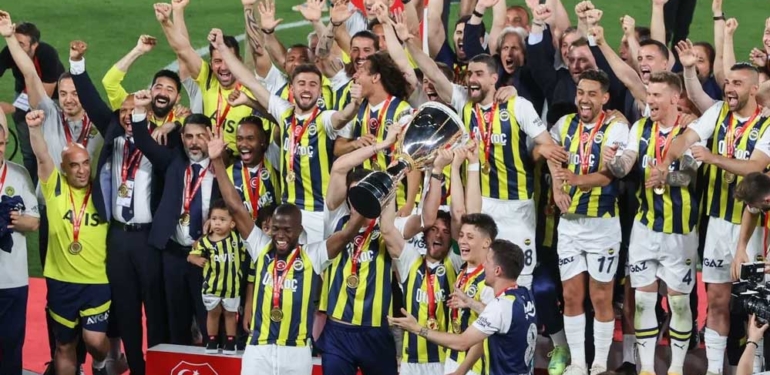 Fenerbahçe,-Türkiye-Kupası'nı-5-yıldızlı-formasıyla-kaldırdı