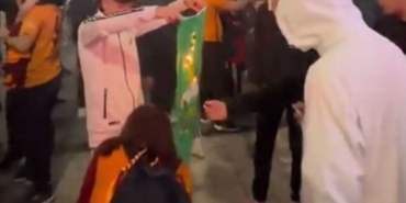 Galatasaraylı-taraftarlar-şampiyonluk-kutlamasında-HÜDA-PAR-bayrağı-yaktı