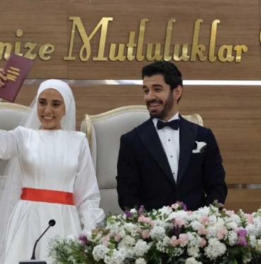 Kızılcık Şerbeti’ndeki gelinliği alay konusu olan Ceren Karakoç’tan güldüren cevap: Umut aldı, parası yok 7 _-Kızılcık-Şerbeti’ndeki-gelinliği-alay-konusu-olan-Ceren-Karakoç’tan-güldüren-cevap--Umut-aldı,-parası-yok--
