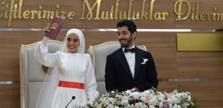 Kızılcık Şerbeti’ndeki gelinliği alay konusu olan Ceren Karakoç’tan güldüren cevap: Umut aldı, parası yok 6 _-Kızılcık-Şerbeti’ndeki-gelinliği-alay-konusu-olan-Ceren-Karakoç’tan-güldüren-cevap--Umut-aldı,-parası-yok--