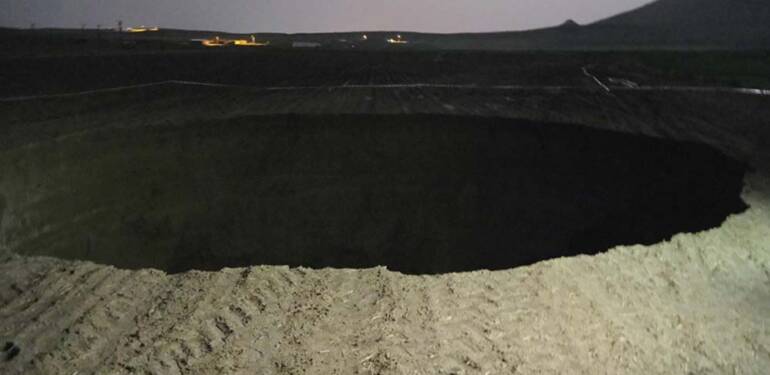 Konya’da 25 metre çapında, 15 metre derinliğinde obruk oluştu