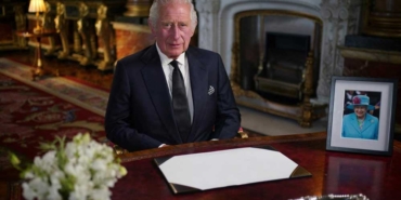 Kral-Charles-'iklim-değişikliğiyle-mücadele-için'-saraydaki-havuzun-ısısını-düşürmüş