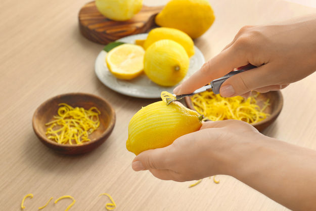 Limon kabuğunu sakın çöpe atmayın! Limon kabuğunun faydaları neler? Say say bitmiyor…