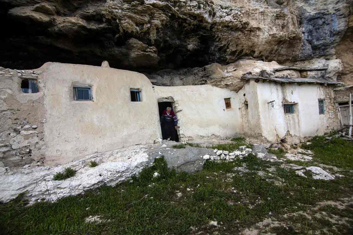 Malatya'da yaşadığı mağarada 18 çocuğunu büyüttü: Hayatı ilgi odağı oldu dünyanın her yerinden ziyarete geliyorlar