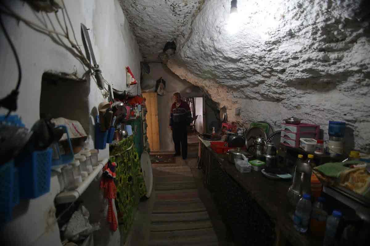 Malatya'da yaşadığı mağarada 18 çocuğunu büyüttü: Hayatı ilgi odağı oldu dünyanın her yerinden ziyarete geliyorlar