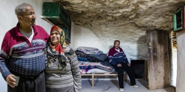 Malatya'da-yaşadığı-mağarada-18-çocuğunu-büyüttü--Hayatı-ilgi-odağı-oldu-dünyanın-her-yerinden-ziyarete-geliyorlar