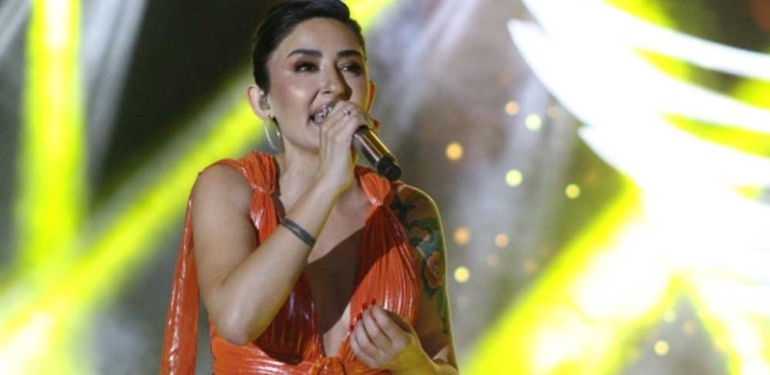 Melek Mosso sahnede özür diledi: Helalleşmek istiyorum