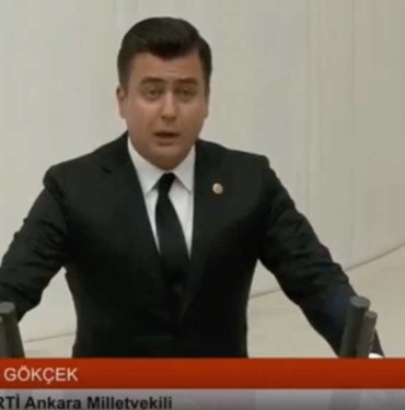 Melih Gökçek’in oğlu Osman Gökçek önündeki yemin metnini yanlış okudu: Bahçeli’nin uyarısıyla tekrar etmek zorunda kaldı 2 Melih-Gökçek’in-oğlu-Osman-Gökçek-önündeki-yemin-metnini-yanlış-okudu--Bahçeli’nin-uyarısıyla-tekrar-etmek-zorunda-kaldı