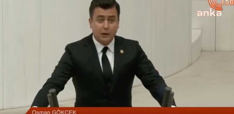 Melih Gökçek’in oğlu Osman Gökçek önündeki yemin metnini yanlış okudu: Bahçeli’nin uyarısıyla tekrar etmek zorunda kaldı 1 Melih-Gökçek’in-oğlu-Osman-Gökçek-önündeki-yemin-metnini-yanlış-okudu--Bahçeli’nin-uyarısıyla-tekrar-etmek-zorunda-kaldı