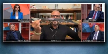Mete-Yarar-canlı-yayında-kılıç-çekti!-Stüdyodakiler-şaşkına-döndü