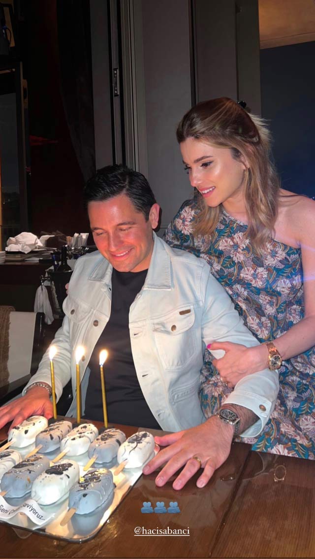 Nazlı Sabancı eşinin yeni yaşını kutladı, doğum günü pastası görenleri şaşırttı: Biz yaptırınca fakir derler onlar yapınca elit oluyor 1 Nazlı Sabancı eşinin yeni yaşını kutladı, doğum günü pastası görenleri şaşırttı: Biz yaptırınca fakir derler onlar yapınca elit oluyor