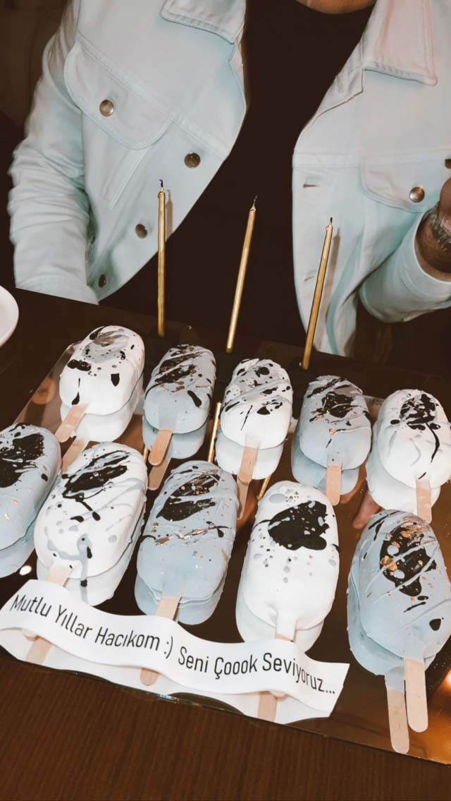 Nazlı Sabancı eşinin yeni yaşını kutladı, doğum günü pastası görenleri şaşırttı: Biz yaptırınca fakir derler onlar yapınca elit oluyor 4 Nazlı Sabancı eşinin yeni yaşını kutladı, doğum günü pastası görenleri şaşırttı: Biz yaptırınca fakir derler onlar yapınca elit oluyor