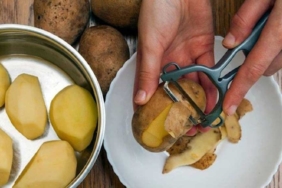 Patates kabuğunu sakın çöpe atmayın! Saç ve cilt sağlığından temizliğe varana kadar işe yarıyor! 9 Patates-kabuğunu-sakın-çöpe-atmayın!-Saç-ve-cilt-sağlığından-temizliğe-varana-kadar-işe-yarıyor!