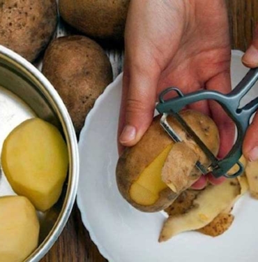 Patates kabuğunu sakın çöpe atmayın! Saç ve cilt sağlığından temizliğe varana kadar işe yarıyor! 8 Patates-kabuğunu-sakın-çöpe-atmayın!-Saç-ve-cilt-sağlığından-temizliğe-varana-kadar-işe-yarıyor!