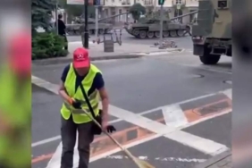 Rusya’da-tanklar-sokakta-gezerken,-işçi-temizlik-yapmaya-devam-etti