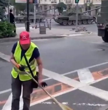 Rusya’da tanklar sokakta gezerken, işçi temizlik yapmaya devam etti 4 Rusya’da-tanklar-sokakta-gezerken,-işçi-temizlik-yapmaya-devam-etti