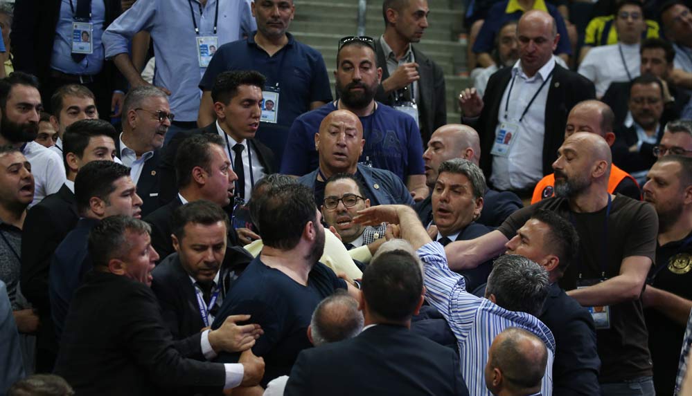 Son-Dakika…-Fenerbahçe-Mali-Genel-Kurulu'nda-yumruk-yumruğa-kavga!-Ali-Koç-‘Böyle-devam-edemem’-dedi…
