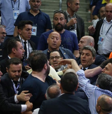 Son-Dakika…-Fenerbahçe-Mali-Genel-Kurulu'nda-yumruk-yumruğa-kavga!-Ali-Koç-‘Böyle-devam-edemem’-dedi…